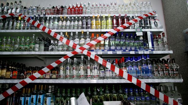 Витрина с алкогольной продукцией в супермаркете - Sputnik Moldova