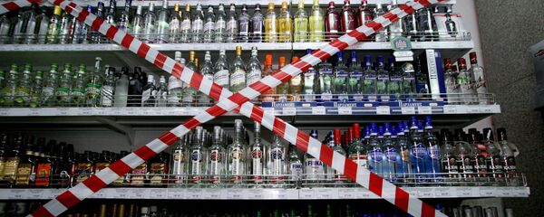 Витрина с алкогольной продукцией в супермаркете - Sputnik Moldova