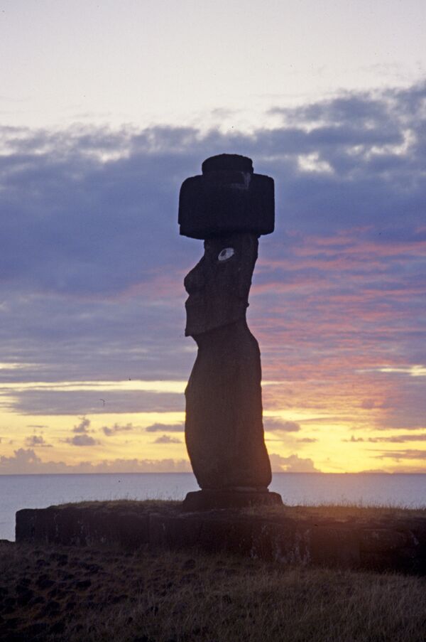 Памятники древнейшего полинезийского искусства - каменные изваяния - моаи Памятники древнейшего полинезийского искусства - каменные изваяния - моаи - Sputnik Молдова