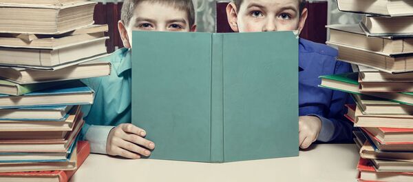 Школьники среди учебников Школьники среди учебников - Sputnik Молдова