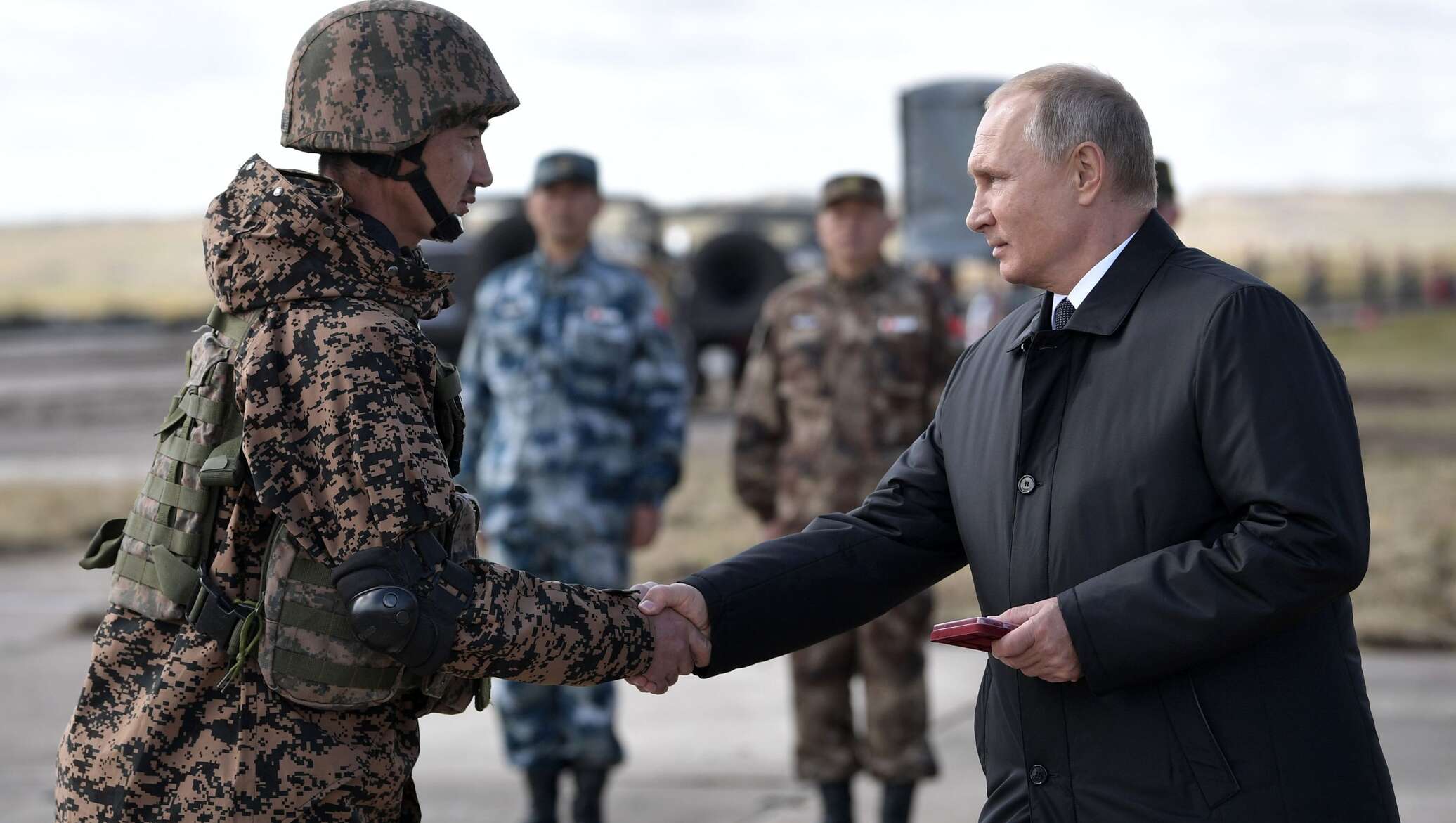 Боевой 2018. Путин в военной форме. Путин на учениях. Путин с солдатами.