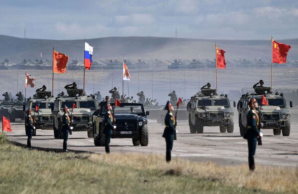 Парад военной техники, участвовавшей в основном этапе военных маневров вооруженных сил Восток-2018 - Sputnik Молдова