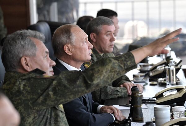 Президент РФ Владимир Путин наблюдает за ходом военных маневров российских, монгольских и китайских вооруженных сил Восток-2018 с командного пункта на полигоне Цугол - Sputnik Молдова