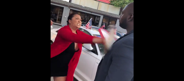 Муж купил жене Range Rover, а она его избила, потому что хотела Nissan – видео - Sputnik Moldova