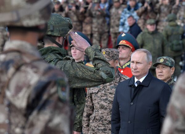 Președintele Rusiei, Vladimir Putin, inspectează trupele din poligonul Țugol după finalizarea etapei principale a manevrelor militare Vostok-2018 - Sputnik Moldova-România