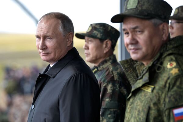 Vladimir Putin la parada participanților la exercițiile militare Vostok-2018 - Sputnik Moldova-România