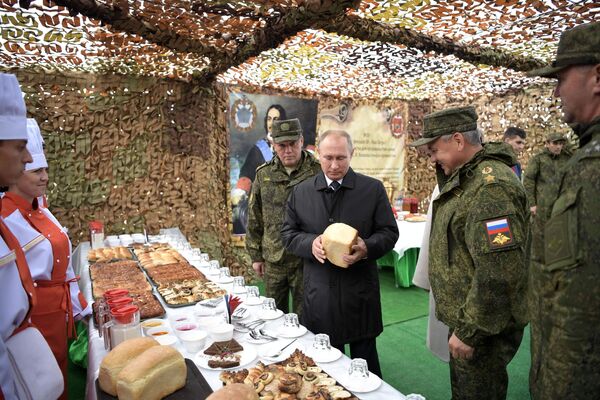 Președintele Rusiei, Vladimir Putin, inspectează bucătăria din poligonul Țugol - Sputnik Moldova-România