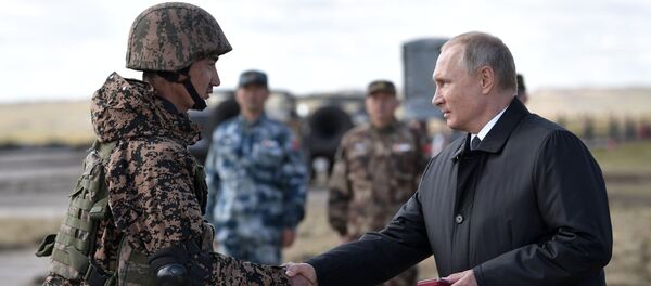 Președintele Rusiei, Vladimir Putin, inspectează trupele din poligonul Țugol după finalizarea etapei principale a manevrelor militare Vostok-2018 Președintele Rusiei, Vladimir Putin, inspectează trupele din poligonul Țugol după finalizarea etapei principale a manevrelor militare Vostok-2018 - Sputnik Moldova-România