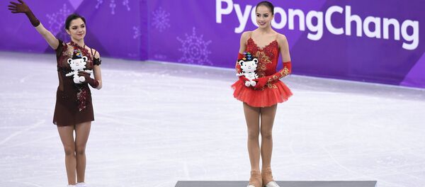 Евгения Медведева и Алина Загитова (справа) Евгения Медведева и Алина Загитова (справа) - Sputnik Молдова