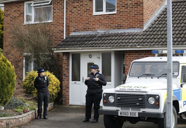 Полицейские у дома, где жил экс-сотрудник ГРУ Сергей Скрипаль в Солсбери, Великобритания - Sputnik Молдова