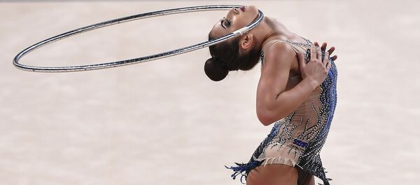 Катрин Тасева (Болгария) выполняет упражнения в финальных выступлениях с обручем в индивидуальной программе на чемпионате мира по художественной гимнастике 2018 в Софии - Sputnik Молдова