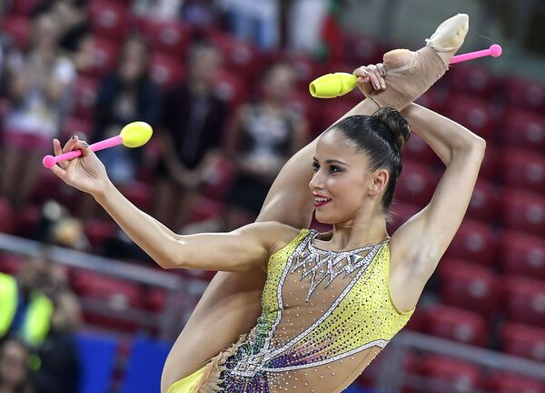 Невьяна Владинова (Болгария) выполняет упражнения в квалификационных выступлениях с булавами в индивидуальной программе на чемпионате мира по художественной гимнастике 2018 в Софии - Sputnik Молдова
