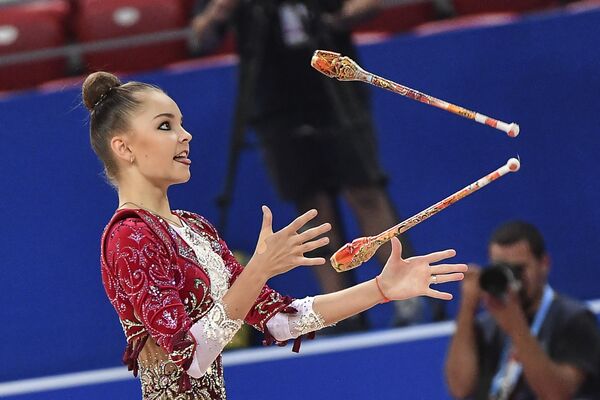 Арина Аверина (Россия) выполняет упражнения в квалификационных выступлениях с булавами в индивидуальной программе на чемпионате мира по художественной гимнастике 2018 в Софии - Sputnik Молдова