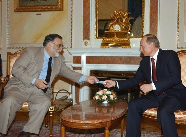 Francis Ford Coppola îi transmite lui Vladimir Putin o casetă cu filmele sale Francis Ford Coppola îi transmite lui Vladimir Putin o casetă cu filmele sale - Sputnik Moldova