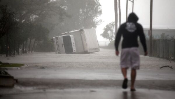 Перевернутый грузовик в Майами - последствия урагана Ирма - Sputnik Moldova