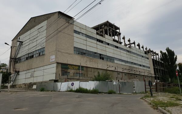 Здание, горевшего склада на улице Заводская в Кишиневе - Sputnik Молдова