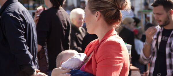 mama isi alapteaza un copilul кормление ребенка грудью - Sputnik Moldova