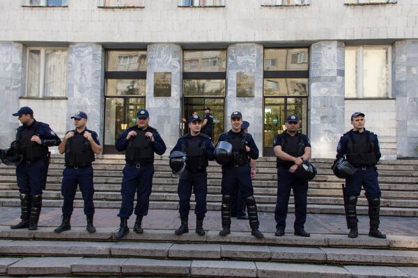 У входа в здание Генпрокуратуры социалистов и представителей Нашей партии уже ждал полицейский кордон. - Sputnik Moldova