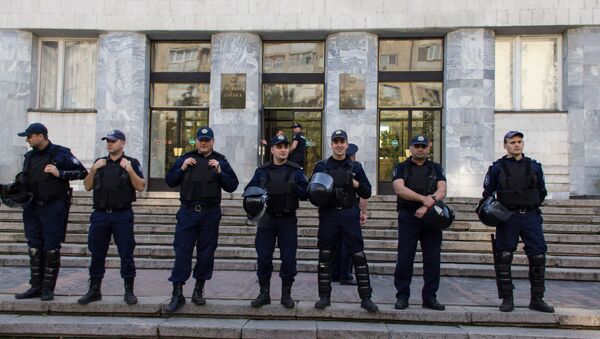 У входа в здание Генпрокуратуры социалистов и представителей Нашей партии уже ждал полицейский кордон. - Sputnik Молдова