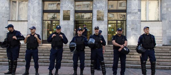 У входа в здание Генпрокуратуры социалистов и представителей Нашей партии уже ждал полицейский кордон. У входа в здание Генпрокуратуры социалистов и представителей Нашей партии уже ждал полицейский кордон. - Sputnik Moldova
