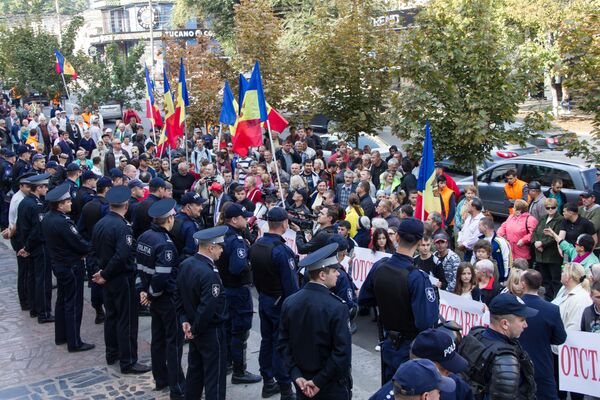 У пикетчиков в руках флаги Молдовы и никакой партийной символики. - Sputnik Moldova