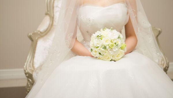 Невеста со свадебным букетом - Sputnik Moldova