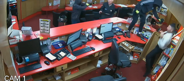 Вооруженные грабители против 83-летнего дедушки – видео неравной схватки - Sputnik Молдова