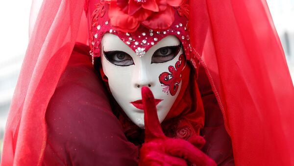 Участница Венецианского карнавала в маске - Sputnik Moldova