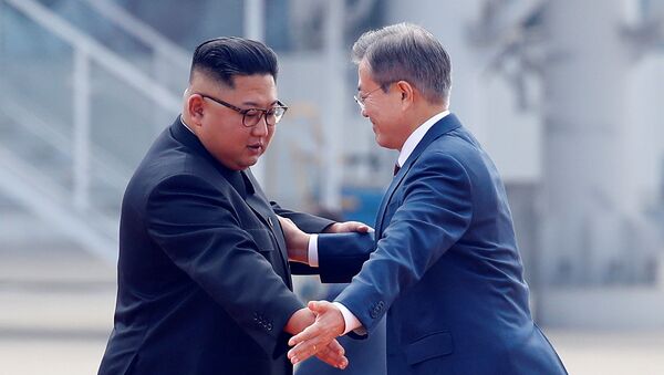 Лидеры Северной и Южной Корей Ким Чен Ын и Мун Чжэ Ин на официальной церемонии приветствия в Пхеньянском аэропорту Сунан - Sputnik Moldova-România