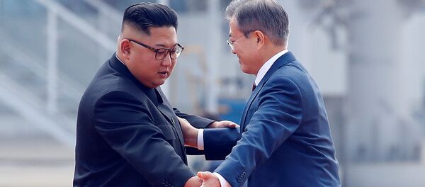 Лидеры Северной и Южной Корей Ким Чен Ын и Мун Чжэ Ин на официальной церемонии приветствия в Пхеньянском аэропорту Сунан - Sputnik Молдова