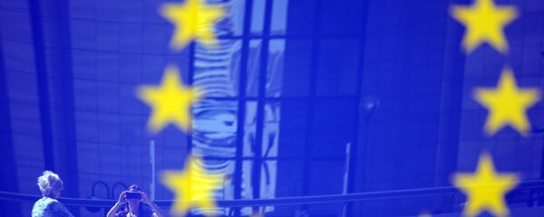 Tourists reflected in a EU logo Tourists reflected in a EU logo - Sputnik Moldova-România