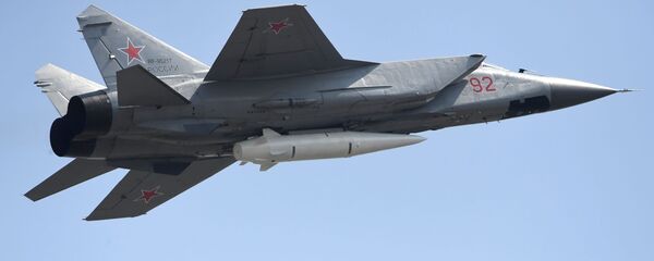 Многоцелевой истребитель МиГ-31 с гиперзвуковой ракетой Кинжал на репетиции воздушной части парада Победы в Москве - Sputnik Молдова