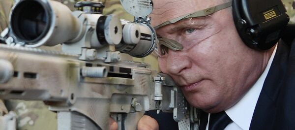 Президент РФ Владимир Путин стреляет из снайперской винтовки Чукавина (СВЧ-308) - Sputnik Moldova-România