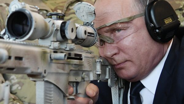 Президент РФ Владимир Путин стреляет из снайперской винтовки Чукавина (СВЧ-308) - Sputnik Moldova-România