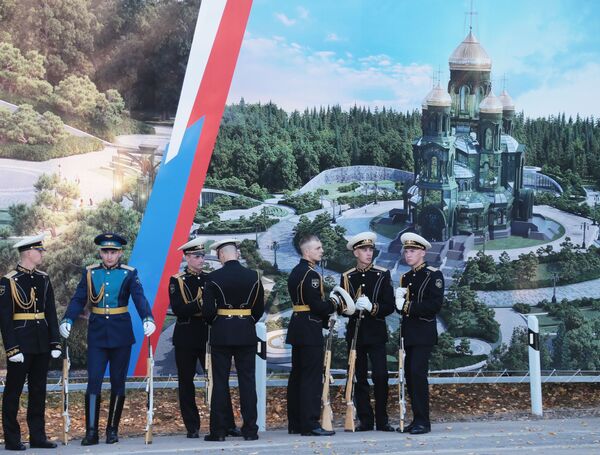 Военнослужащие перед началом церемонии освящения закладного камня главного храма Вооруженных Сил РФ в парке Патриот - Sputnik Moldova-România