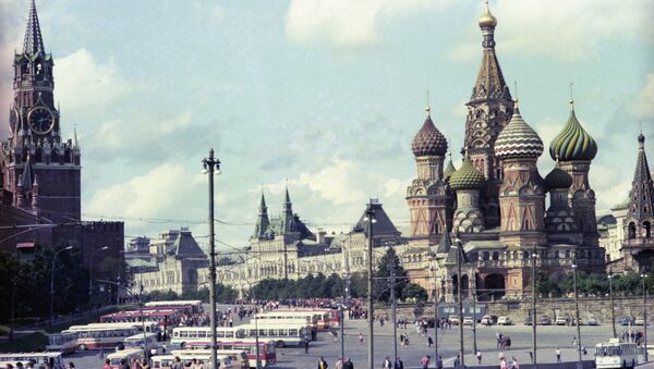 Спасская башня Московского Кремля и храм Василия Блаженного - Sputnik Moldova