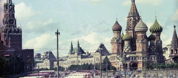 Спасская башня Московского Кремля и храм Василия Блаженного Спасская башня Московского Кремля и храм Василия Блаженного - Sputnik Moldova