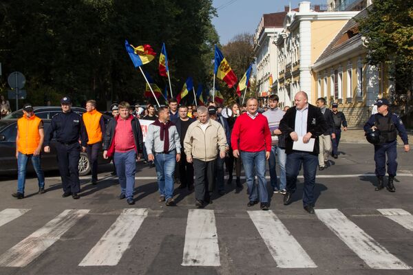 Левоцентристская оппозиция пикетировала во вторник здания Генпрокуратуры, Национального агентства по регулированию в энергетике и мэрии Кишинева. - Sputnik Молдова
