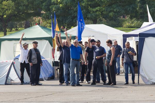 Из опустевшего палаточного городка платформы DA демонстрантов активно приветствуют. - Sputnik Молдова