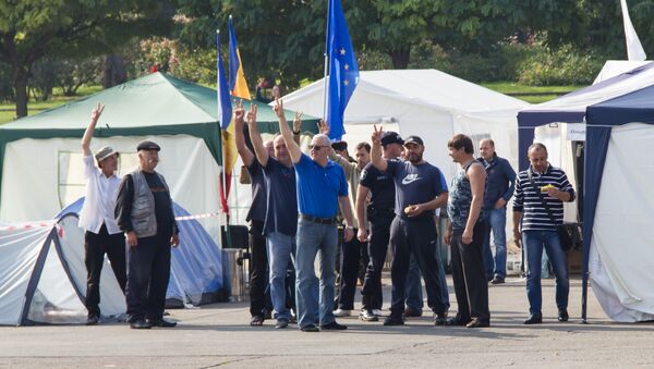 Из опустевшего палаточного городка платформы DA демонстрантов активно приветствуют. - Sputnik Молдова