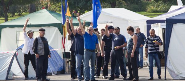 Из опустевшего палаточного городка платформы DA демонстрантов активно приветствуют. - Sputnik Молдова