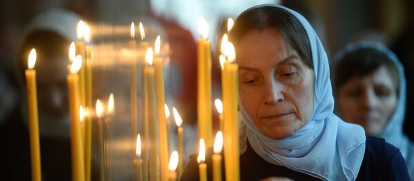 Верующая во время богослужения - Sputnik Молдова