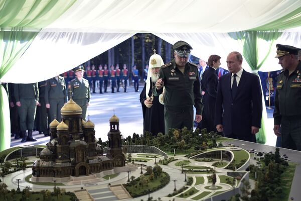 Президент РФ Владимир Путин во время осмотра макета будущего главного храма Вооруженных сил РФ, который будет построен на территории военно-патриотического парка «Патриот» - Sputnik Moldova