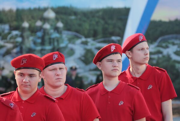 Юнармейцы перед началом церемонии освящения закладного камня главного храма Вооруженных Сил РФ в парке Патриот - Sputnik Moldova
