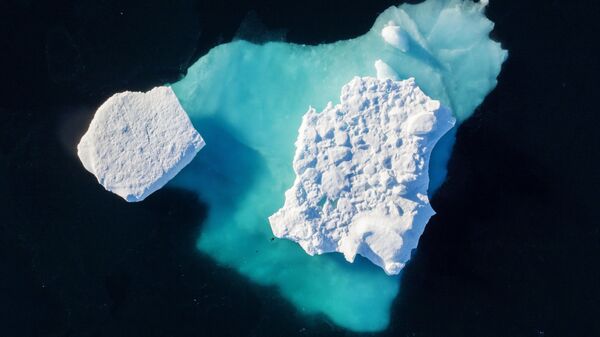 Дрейфующий во фьорде айсберг, Гренландия - Sputnik Молдова