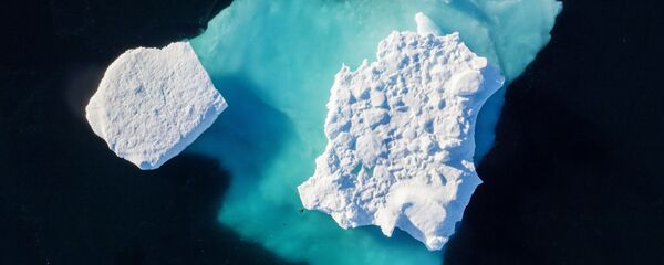 Дрейфующий во фьорде айсберг, Гренландия - Sputnik Молдова