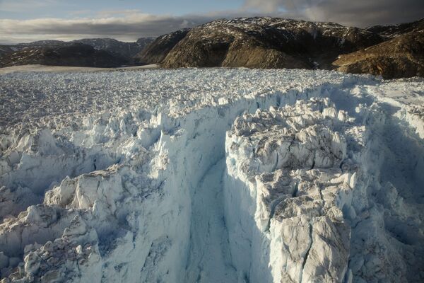 Большая щель в леднике Хелхейм в Гренландии - Sputnik Молдова
