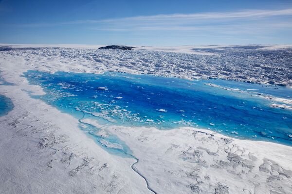 Образования талой воды на вершине ледник Хелхейм в Гренландии - Sputnik Молдова