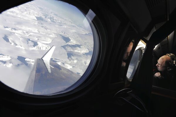 Директор программы НАСА Earth Science Flight Эрик Янсон во время полета над Гренландией с целью оценки потерь ледяного щита - Sputnik Молдова