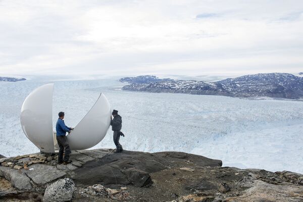 Участники экспедиции собирают радар для работы в научном лагере на леднике Хелхейм в Гренландии - Sputnik Молдова